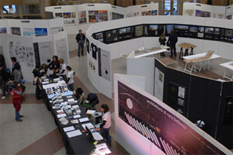 Foto di uno stand ripreso dall'alto alla fiera dell'architettura 