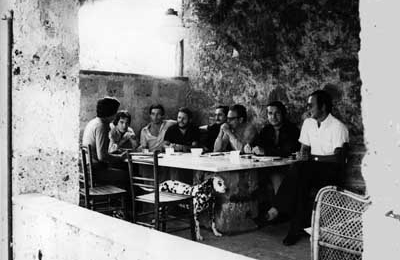 Riunione del Gruppo Architettura nella casa di campagna di Carlo Aymonino - da sinistra: Raffaele Pannella (di schiena), Angelo Villa, Gianni Fabbri, Luciano Semerani, Gianugo Polesello, Carlo Aymonino, Nino Dardi, Romano Burelli
