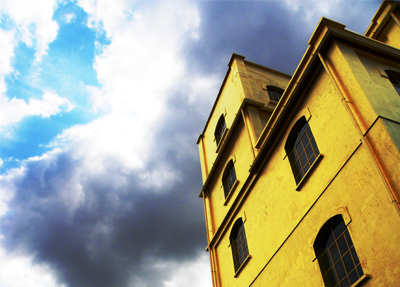 Particolare della torre dorata, simbolo della nuova Fondazione Prada di Rem Koolhaas; foto: PSAtelier - ZOOM 