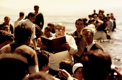 Godofredo Iommi e Alberto Cruz con gli studenti della Scuola durante un atto poetico sullOceano Pacifico, 1964. Archivo Histrico Jos Vial, PUCV, Valparaso