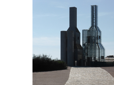 John Hejduk con Antonio Sanmartn, Elena Cnovas Mendez e Leonardo Rietti, Torres Hejduk, Santiago de Compostela, 2001-03 (Foto dell'autore)