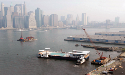 La piscina galleggiante rimorchiata sul sito di Pier 4 Brooklyn - ZOOM 