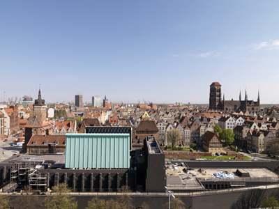 Il teatro nel suo contesto. Sullo sfondo il Duomo di Danzica - ZOOM 