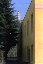 La corte del Municipio orientata verso il campanile del centro antico - ZOOM 