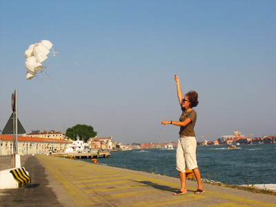 Design and construction of a kite. Astegno, WAVe Iuav 2004 directed by Carlos Ferrater.  - ZOOM 