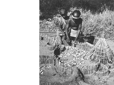 bambini etiopici innocenti di giocattoli meccanici e di divertimento meccanico, con immaginazione non tcca dalla pedagogia si divertono a costruire modelli di capanne e recinti. Fonte: Bernard Rudofsky, The Prodigious Builders, New York-London: Harcourt Brace Jovanovich, 1977,  figura 306.