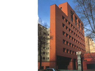 Bankinter (Madrid, 1972-76). Taglio diagonale
che genera una prua verso lingresso dalla calle Marqus de Riscal.
