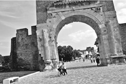 Nino Migliori, Arco di Augusto, Rimini, da Crossroads. Via Emilia, Passaggi & Topografie (2006). Nino Migliori, Arco di Augusto, Rimini, da Crossroads. Via Emilia, Passaggi & Topografie (2006).