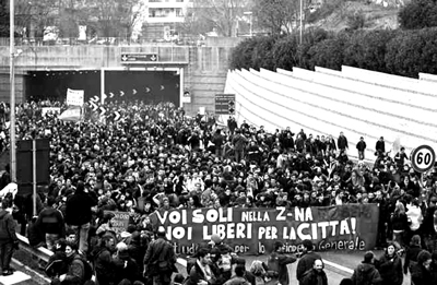 La manifestazione del 22/12/2010 a Roma sfila lungo la Tangenziale Est, (foto tratta da: http://www.ilmessaggero.it/articolo.php?id=131670&sez=HOME_SCUOLA).