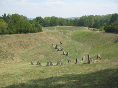 Le due valli, Necropoli simbolica lobodite, Kruevac (Serbia, 1960-65)