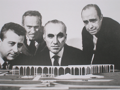 Giorgio Calanca, Luciano Pozzo, Giorgio Mondadori e Oscar Niemeyer con il primo progetto per il palazzo mondadori, 1969 - ZOOM 