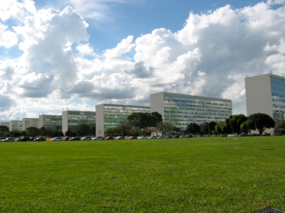 Brasilia, great view of the linear park overlooked by the bodies of the ministries. - ZOOM 