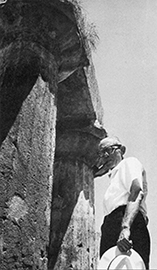 L. Hilberseimer in visita al Tempio di Apollo a Corinto, 1967