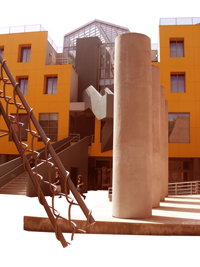 F. Gehry, dettagli architettonici postmoderni della Loyola Law School di Los Angeles.