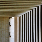 Vista dell'interno del Museo con il portico di pilastri in cemento  - ZOOM 