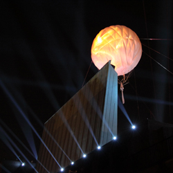 Il pallone illuminato che spunta dal ventre del teatro durante la cerimonia di inaugurazione del tetto apribile  - ZOOM 
